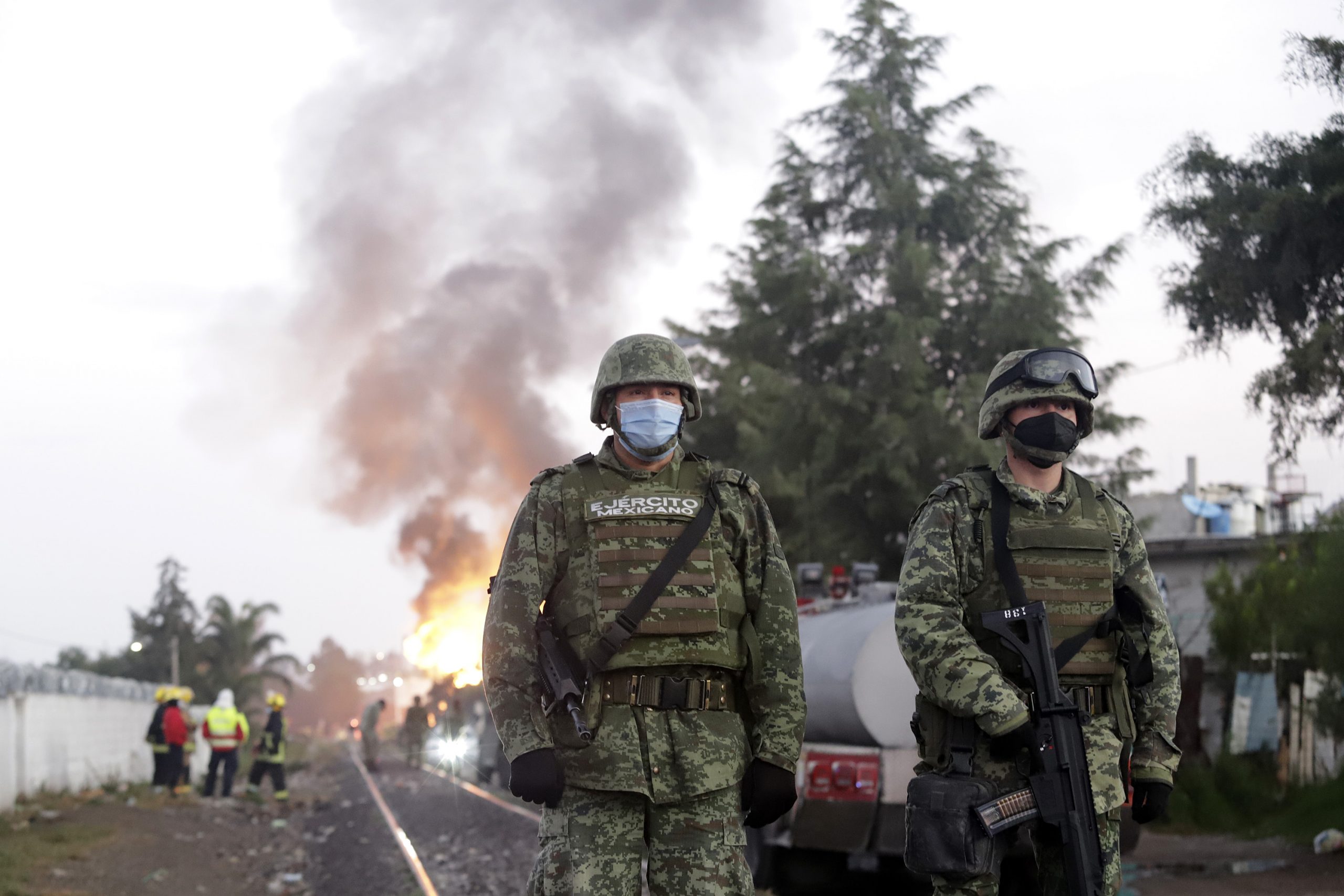 El ejército resguarda la zona de San Pablo Xochimehuacán donde explotó una toma de gas clandestina