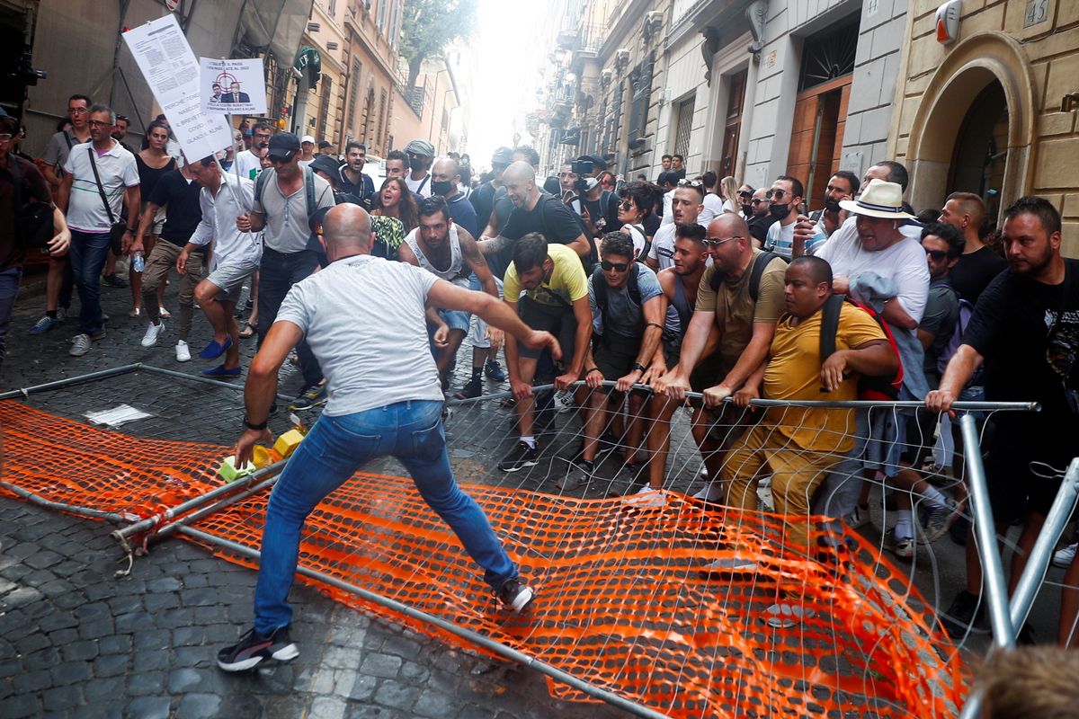 Advierten analistas: en Italia se potencia el neofascismo con el movimiento antivacunas