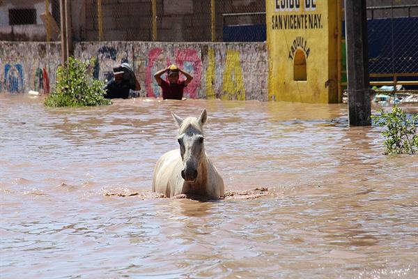 Vías incomunicadas e inundaciones, deja huracán Pamela en Nayarit