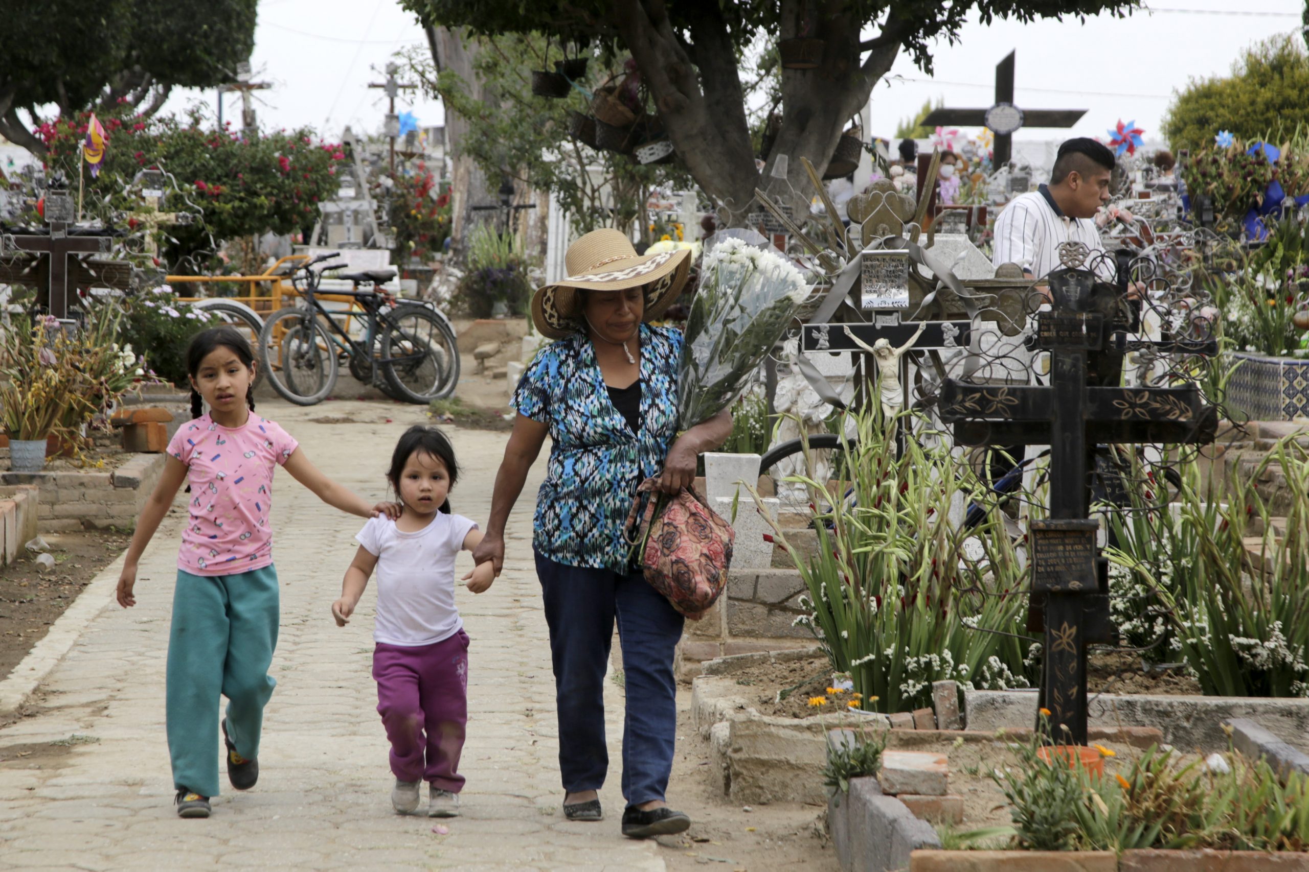 Panteones capitalinos, abiertos para Día de Muertos, avisa Rivera Pérez