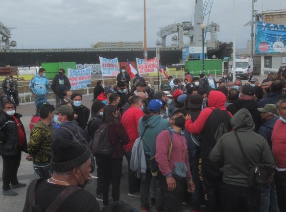 Rodrigo Mundaca, gobernador de Valparaíso, solidariza con pescadores artesanales de la Caleta Sudamericana