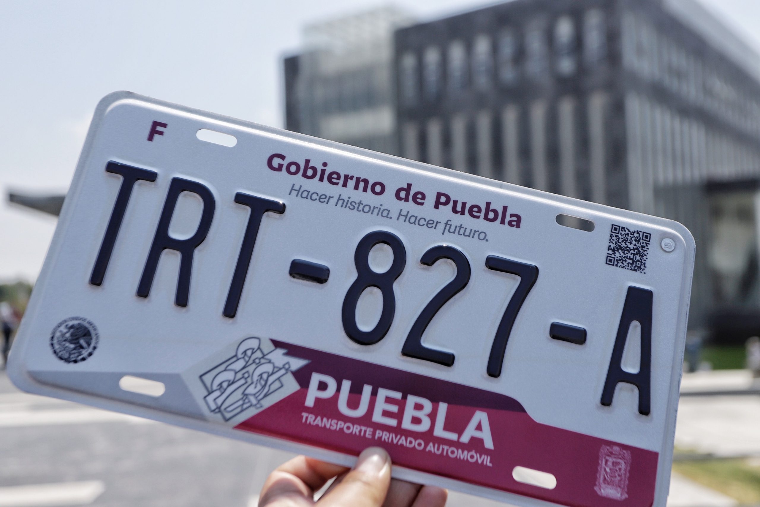 Canje de placas obligatorio inicia en enero, informa el gobernador