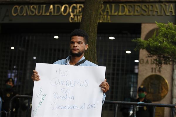 Protestan colectivos en Embajada de España en México contra Día de la Raza