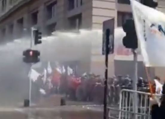 (VIDEO) Brutal represión a trabajadores públicos mientras marchaban a La Moneda para entregar pliego con mejoras laborales