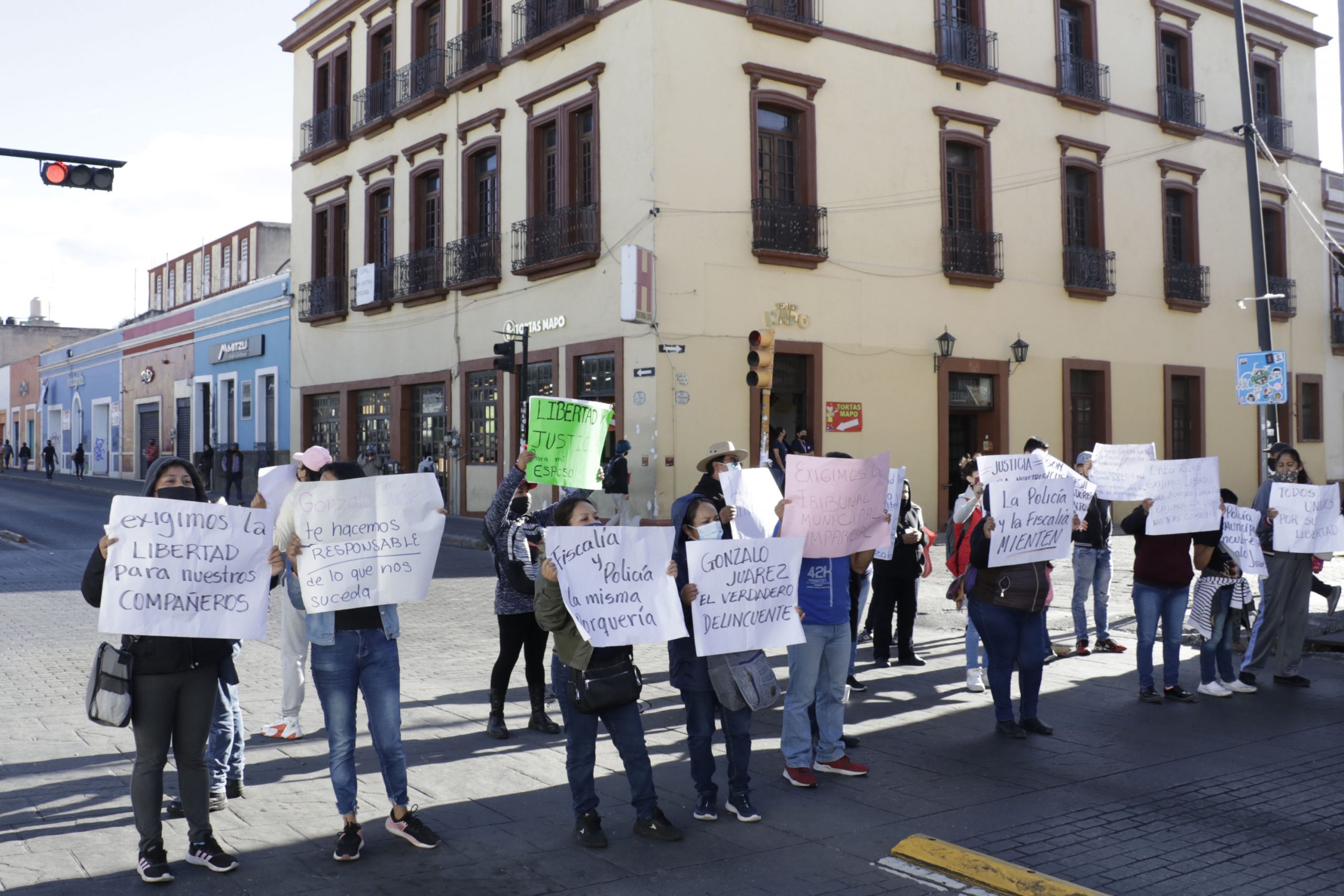 Amagan sindicalizados con bloqueos para exigir liberación de detenidos