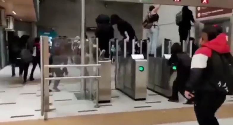 (Video) 18 de Octubre: Estudiantes y trabajadores de salud realizan evasiones masivas y manifestaciones en el Metro, mientras marcha llega a la Convención