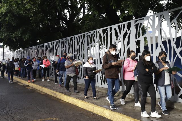 México alcanza una cobertura de vacunación anticovídica de 78%  de su población adulta