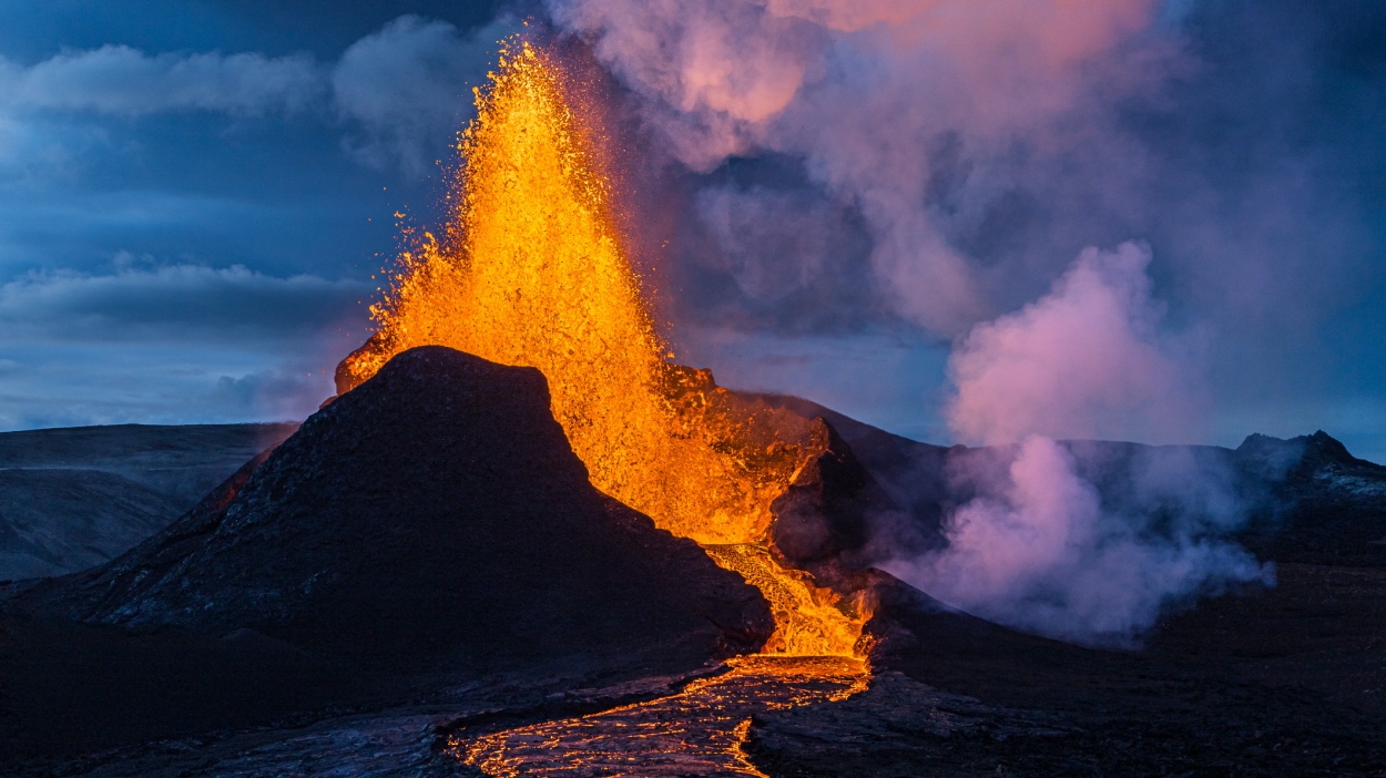 Río de fuego del Volcán de La Palma avanza hacia  poblados que hasta ahora permanecían intactos