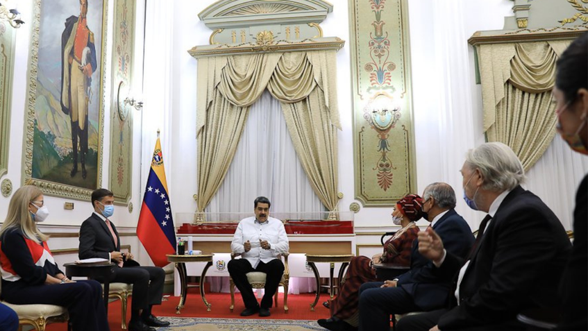 Maduro compartió impresiones sobre megaelecciones venezolanas con veedores internacionales