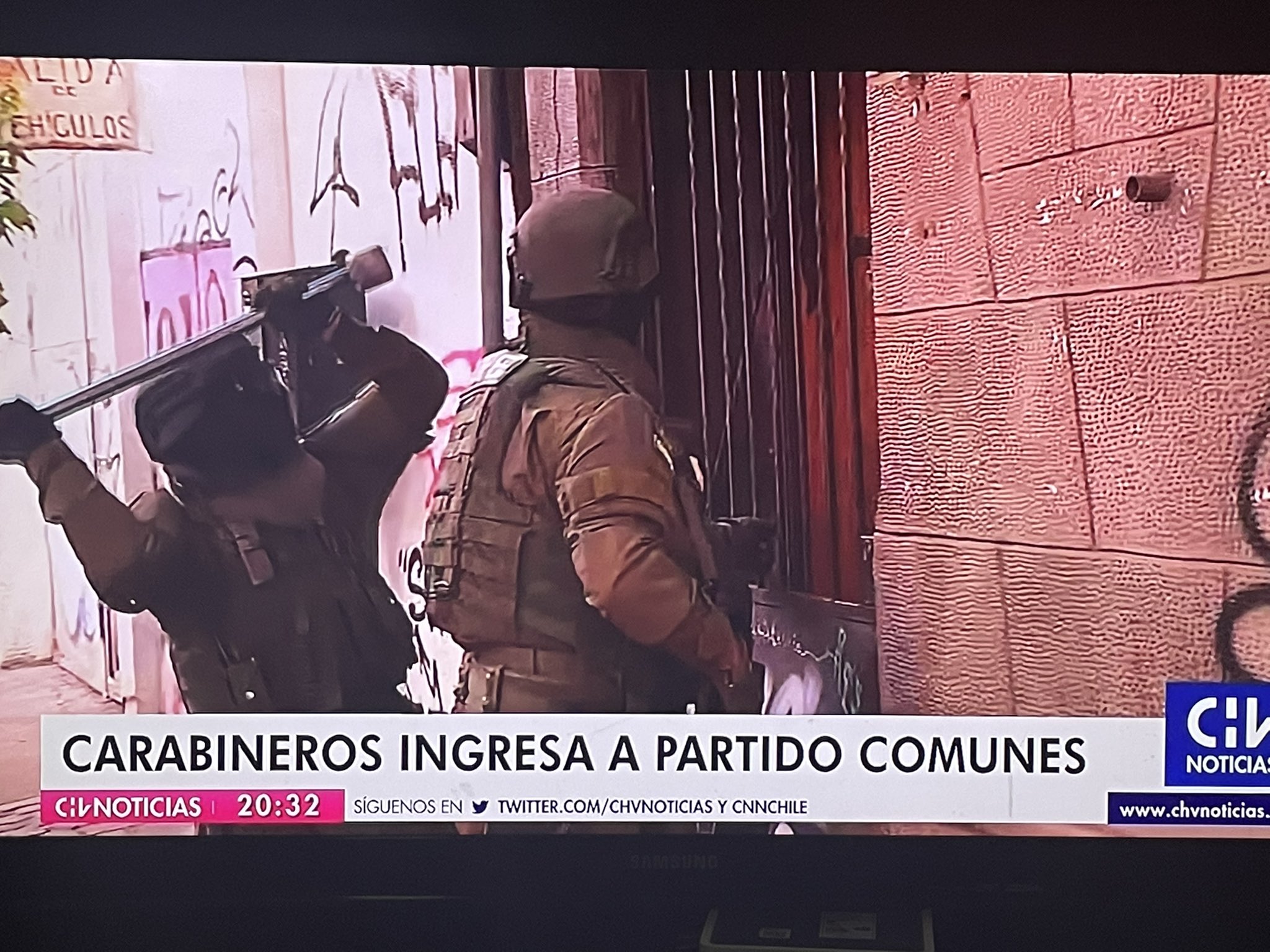 «En horario prime»: Critican desproporcionado operativo del GOPE de Carabineros en sede del partido Comunes