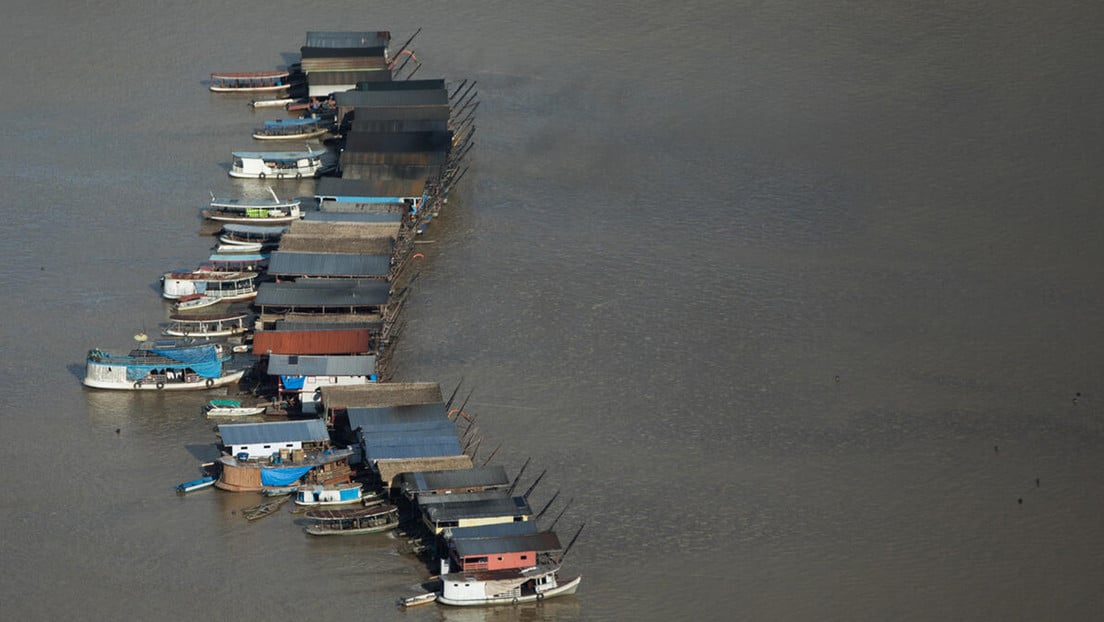 Brazil: Garimpeiros ‘clutter’ with illegal rafts an Amazon river in search of gold