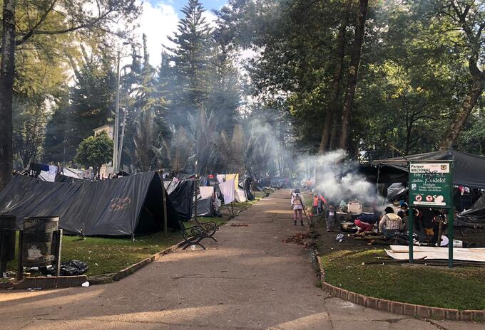 Muerte de niño indígena en un campamento de desplazados genera polémica en Colombia