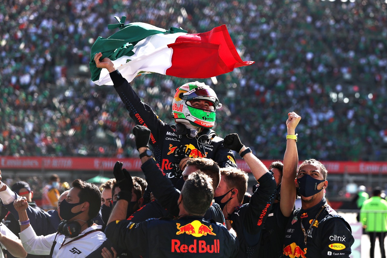 Checo Pérez sube al podio en tercer lugar en el GP de México