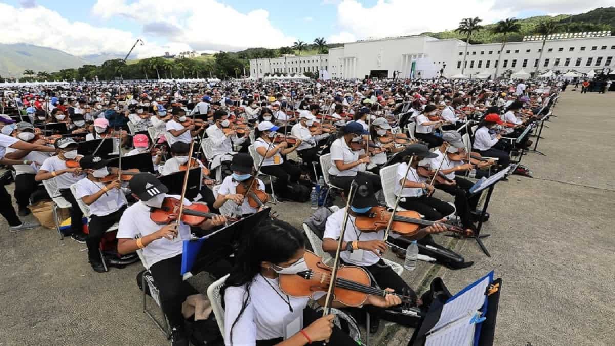 La orquesta más grande del mundo: 12.098 músicos venezolanos interpretaron la Marcha Eslava