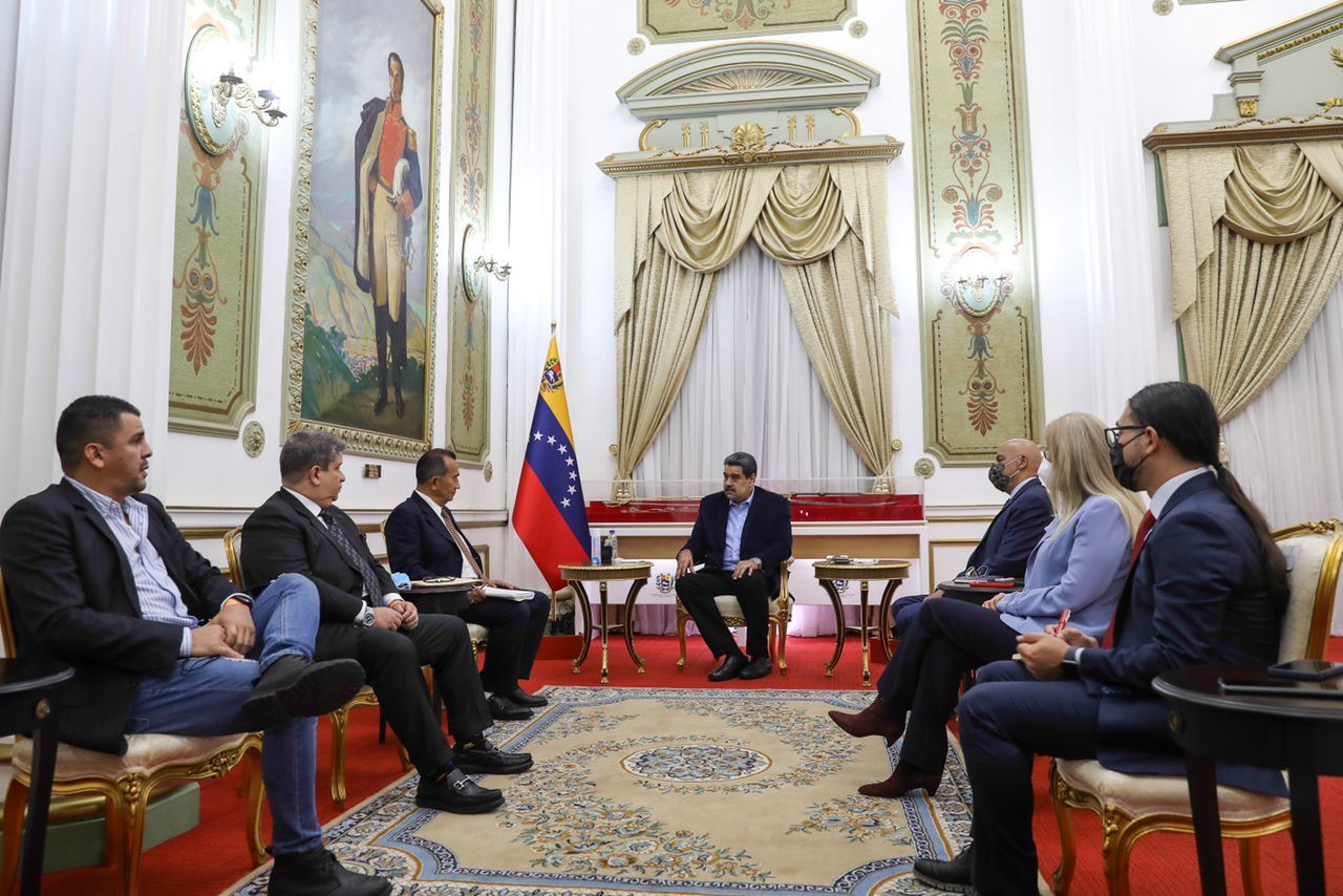 Maduro se reunió con gobernadores electos de la oposición y reiteró disposición de trabajar por el pueblo