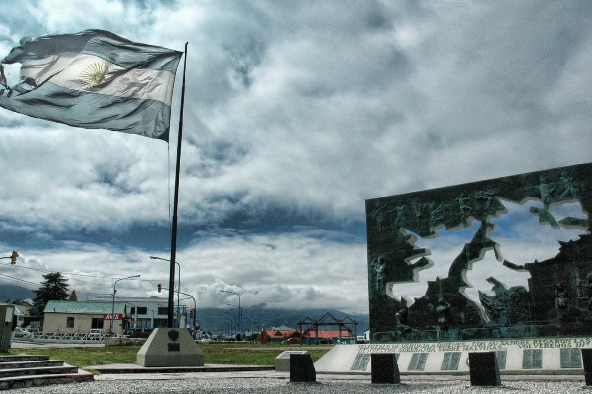 Conmemoran 201 años del izamiento de la bandera argentina en las islas Malvinas