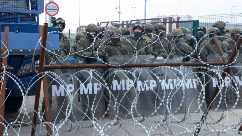 Lavrov: Polonia se excede en sus acciones contra migrantes en frontera con Bielorrusia
