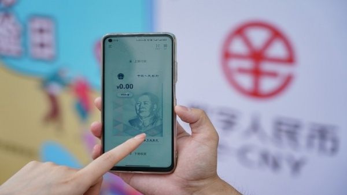 China pone en circulación el yuan digital durante foro comercial de Shanghái