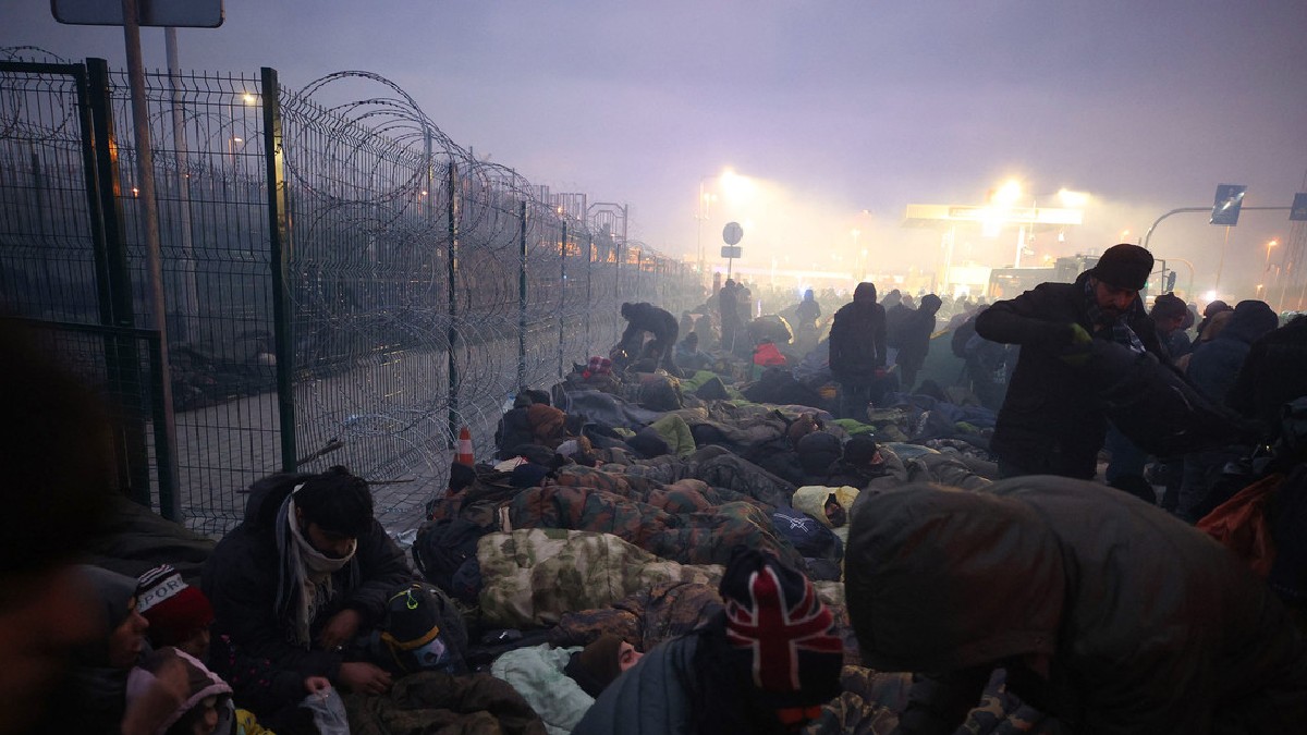 Policía de Polonia ataca con cañón de agua gases lacrimógenos y granadas aturdidoras a migrantes en la frontera