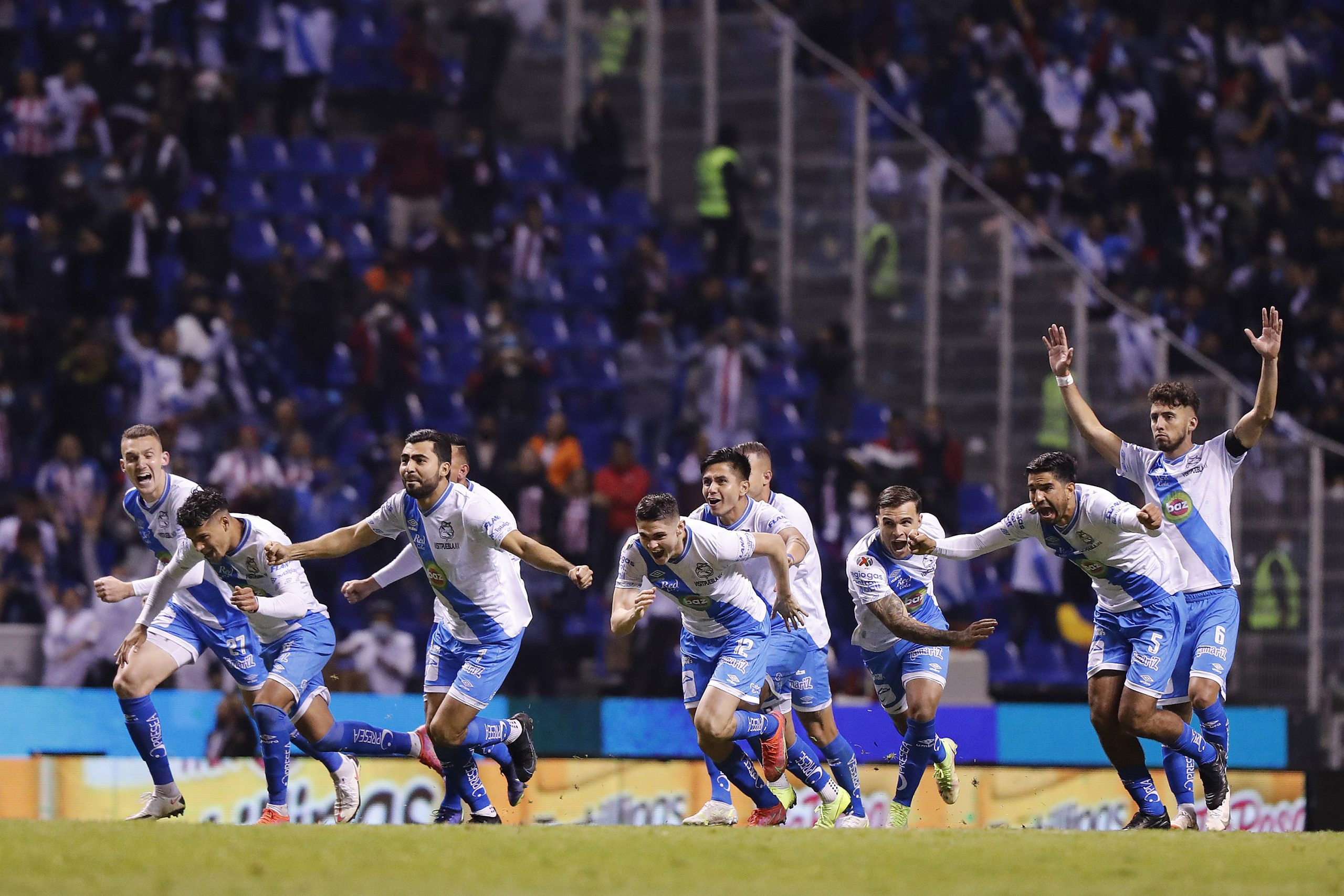 En penales, Puebla derrota a Chivas y avanza a la Liguilla