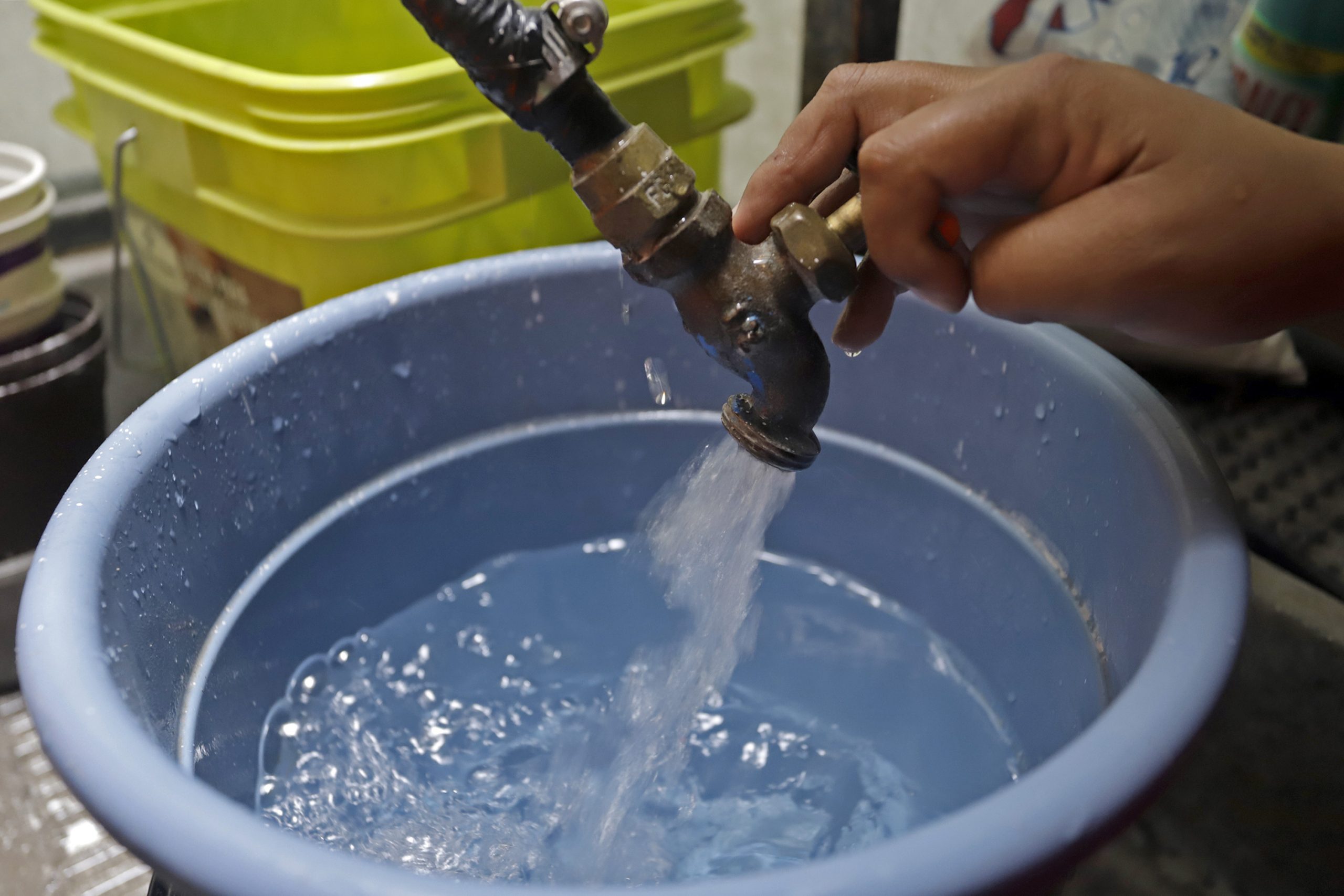 Sacar agua de un pozo con manguera