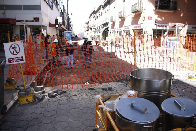 Reportan locatarios bajas del 50% en ventas por obras en la 5 de Mayo