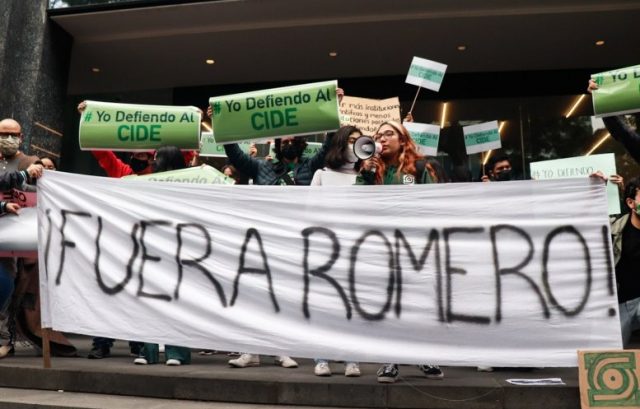 Alumnos toman entrada del CIDE en rechazo a ratificación de director interino