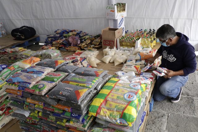Habilitan centros de acopio para afectados por explosión en Xochimehuacán