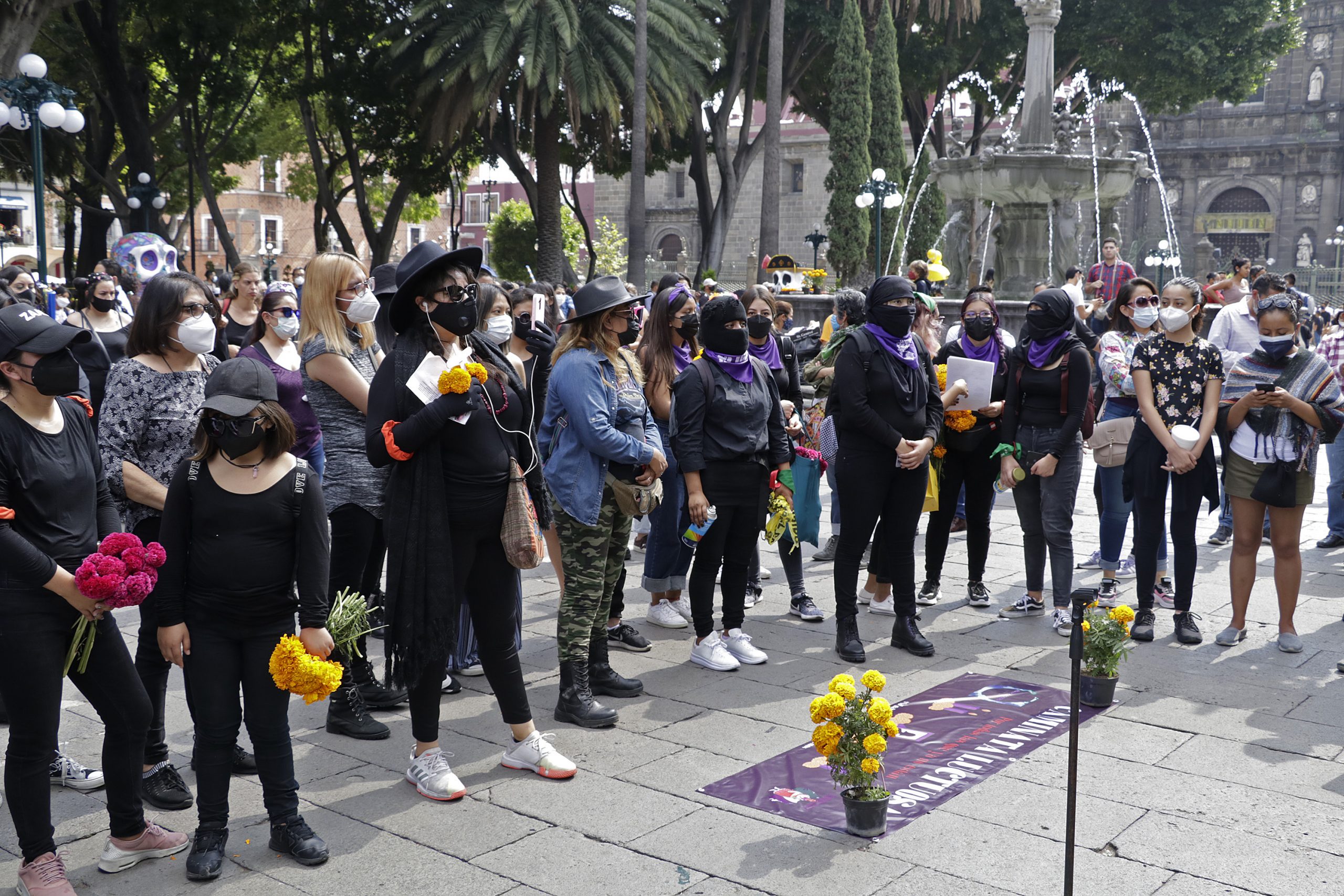Feministas honran a víctimas de feminicidio con marcha luctuosa