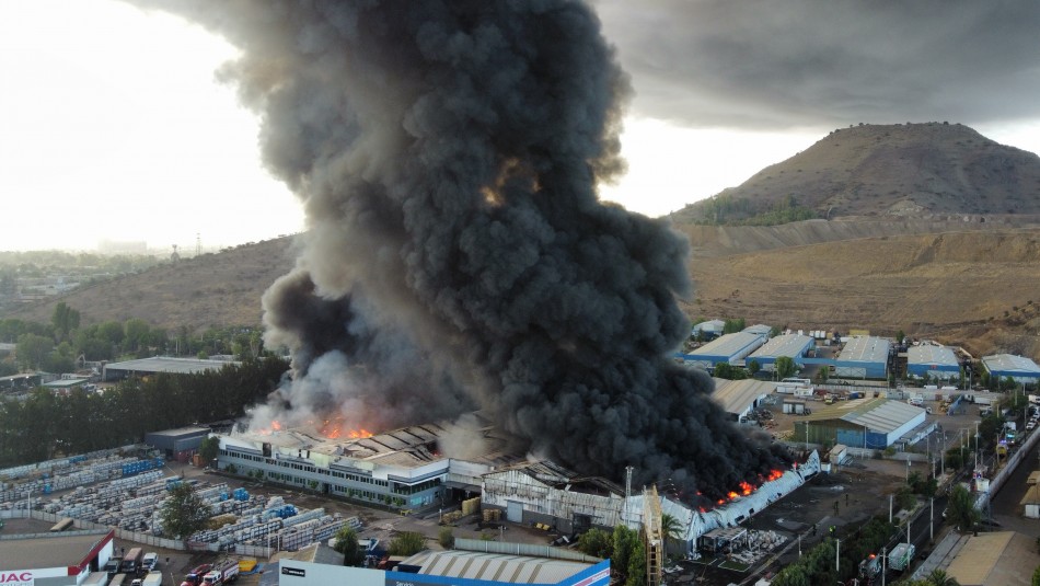 Cuatro bodegas destruidas y suspensión de clases: Se registra fuerte incendio en fábrica de Quilicura