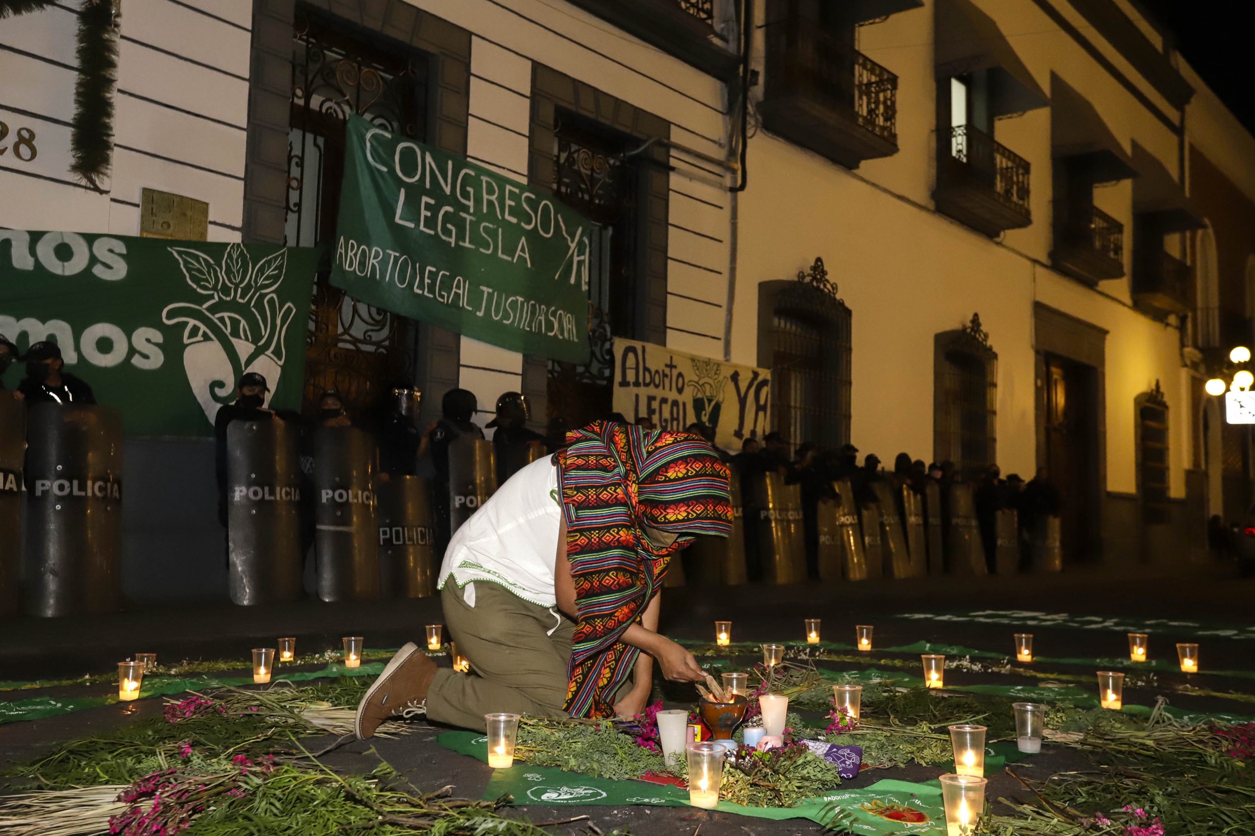 Conmemoran feministas un año de la toma del Congreso de Puebla