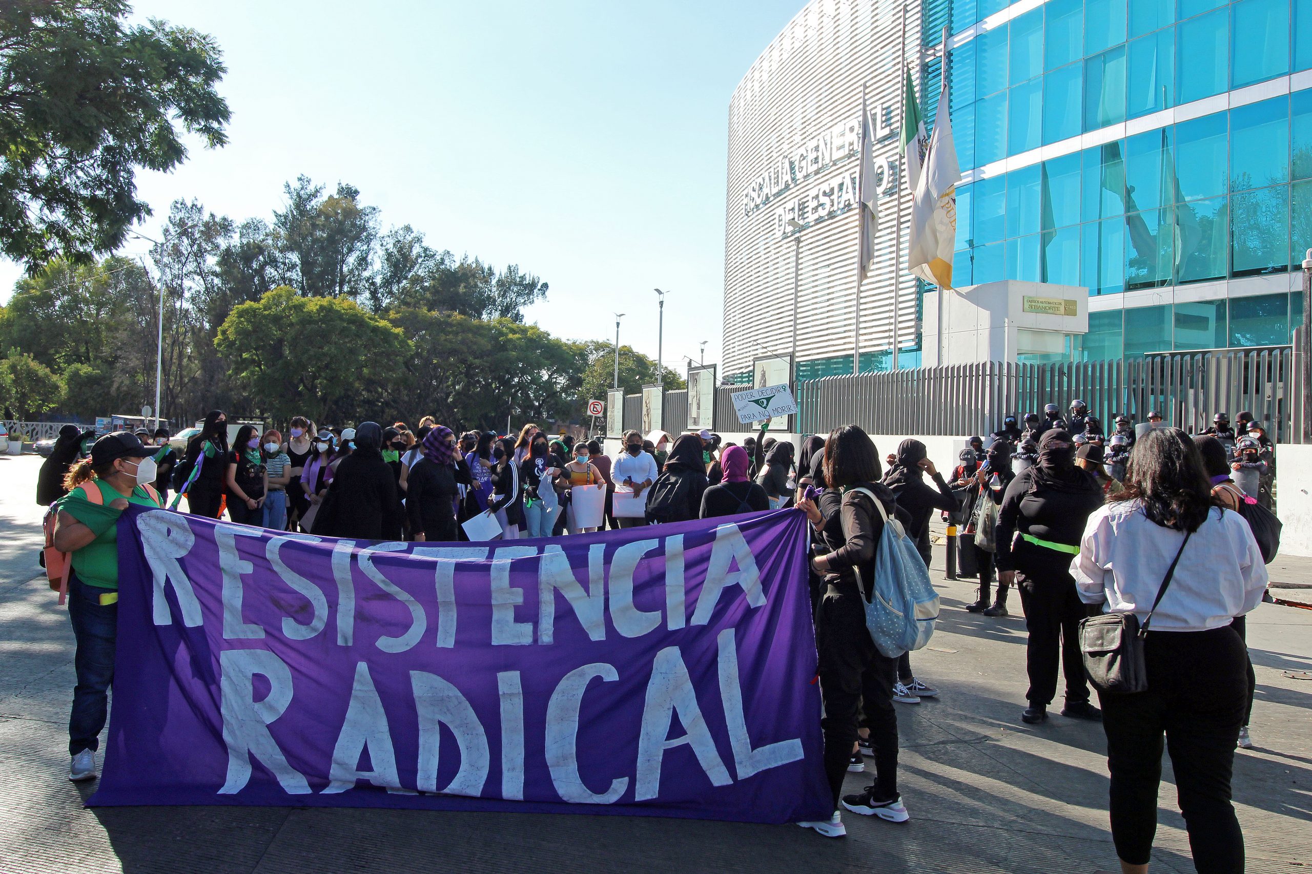 «Yo te quiero y te quiero viva»; marchan feministas contra la violencia machista en Puebla