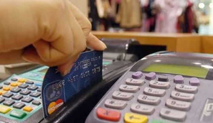 Denuncias de usuarios: Supermercados y comercios estarían obligando a pagar con tarjeta, restringiendo uso del efectivo