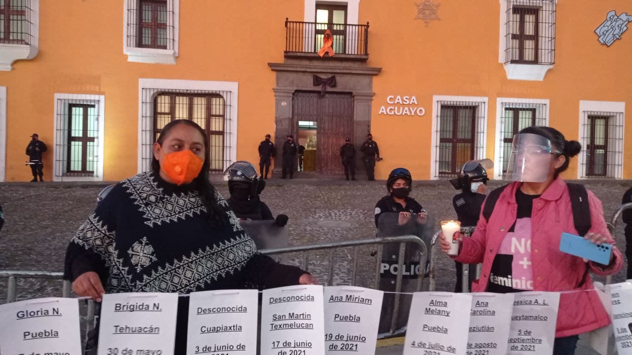 Blindan Casa Aguayo con agentes y vallas durante el pase de lista