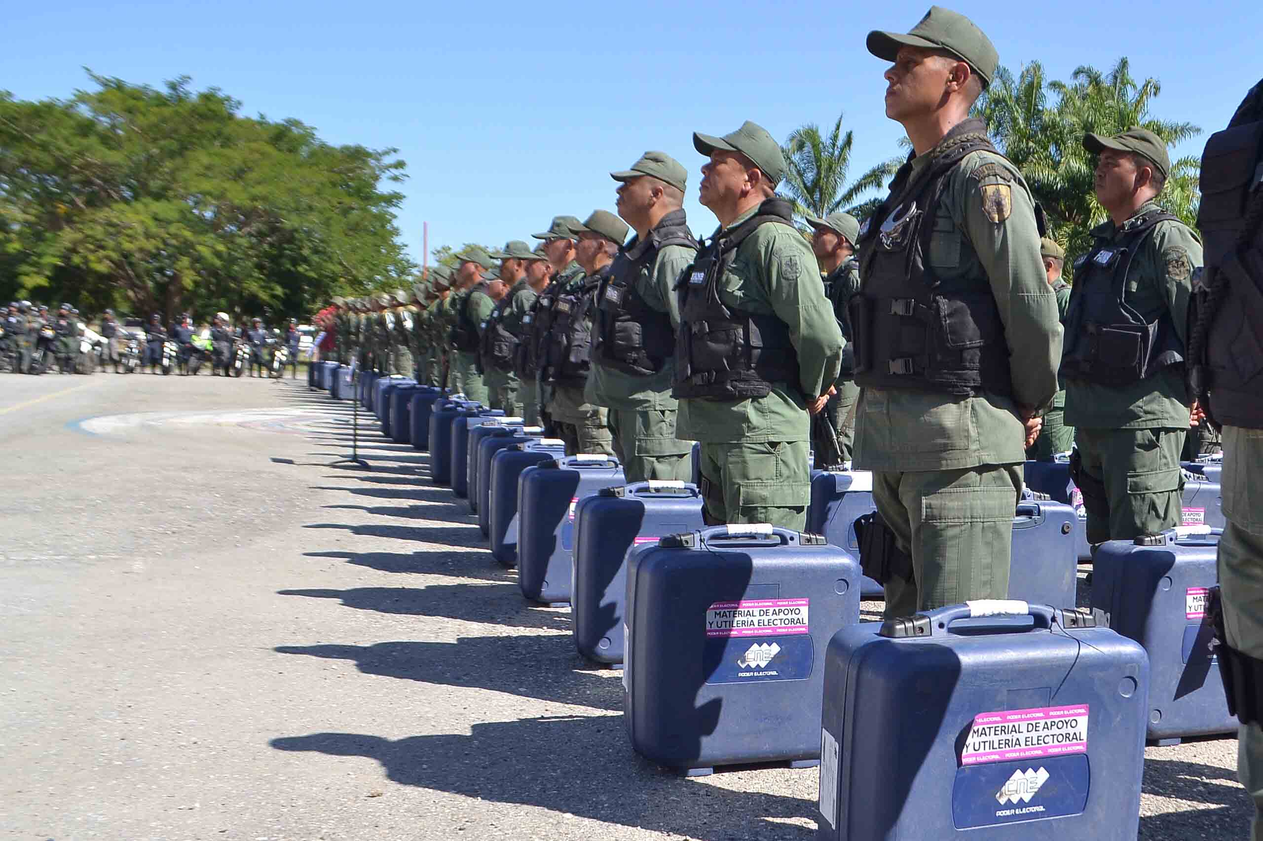 Máquinas de votación comenzaron a llegar al interior de Venezuela para comicios del 21-N