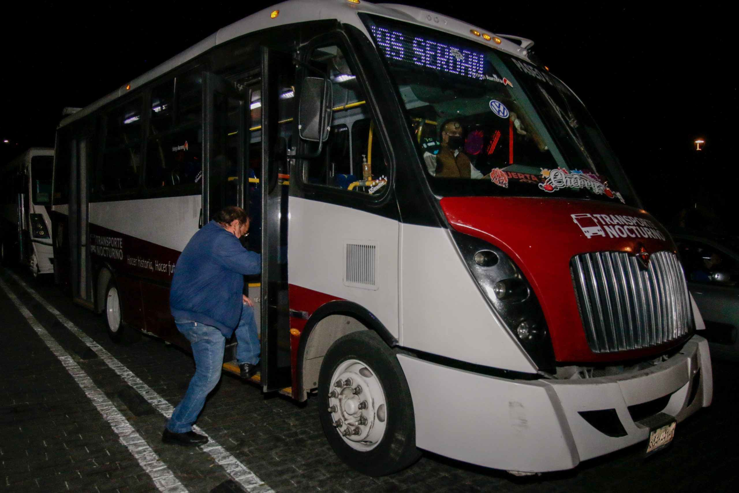 Habilitan transporte nocturno para el partido Puebla-Chivas