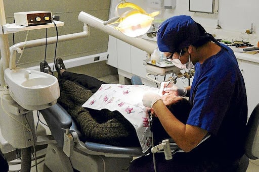 Solo 144 de los 28.335 odontólogos inscritos en el país prestan servicio con bonos Fonasa