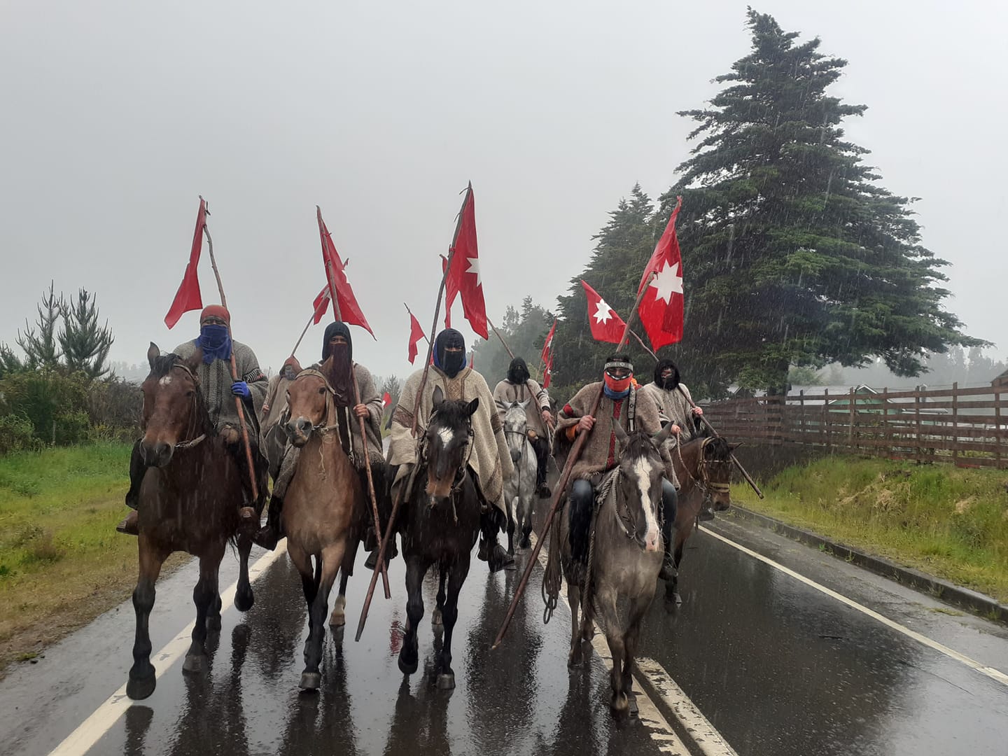Movilización mapuche con banderas de Weichan contra el estado de excepción y militarización