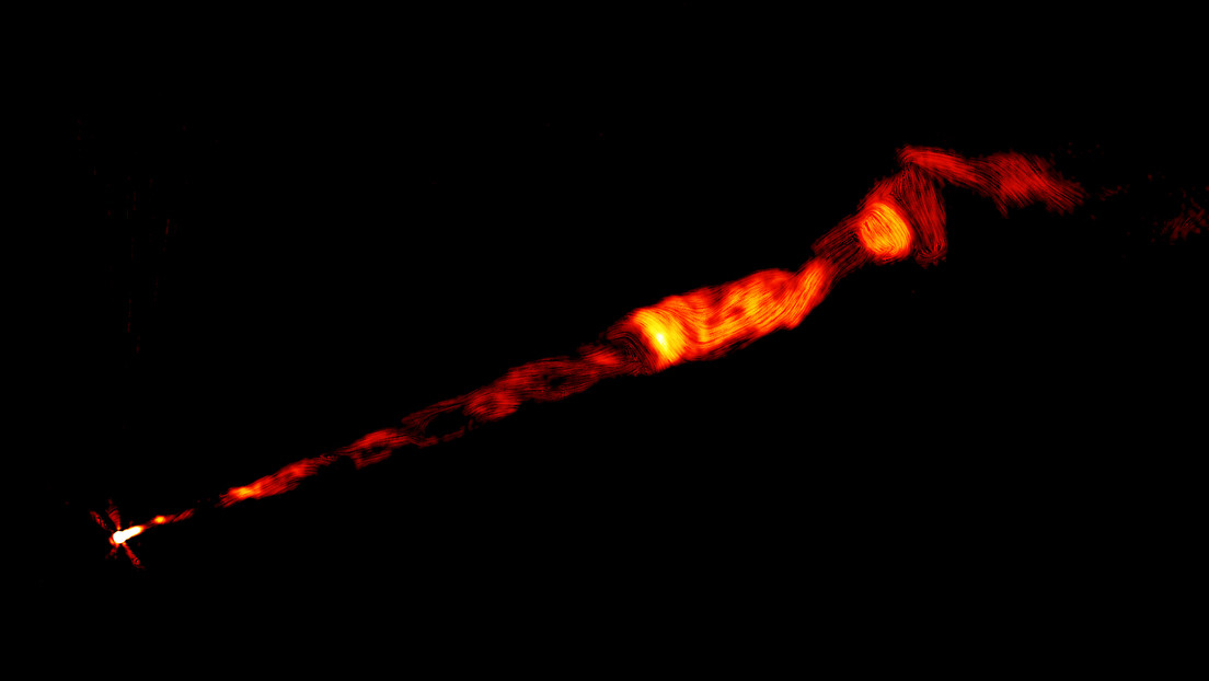 (Foto) Descubren que el chorro emitido por el primer agujero negro que fue fotografiado tiene una estructura «similar al ADN»: se expande a 3.300 años luz