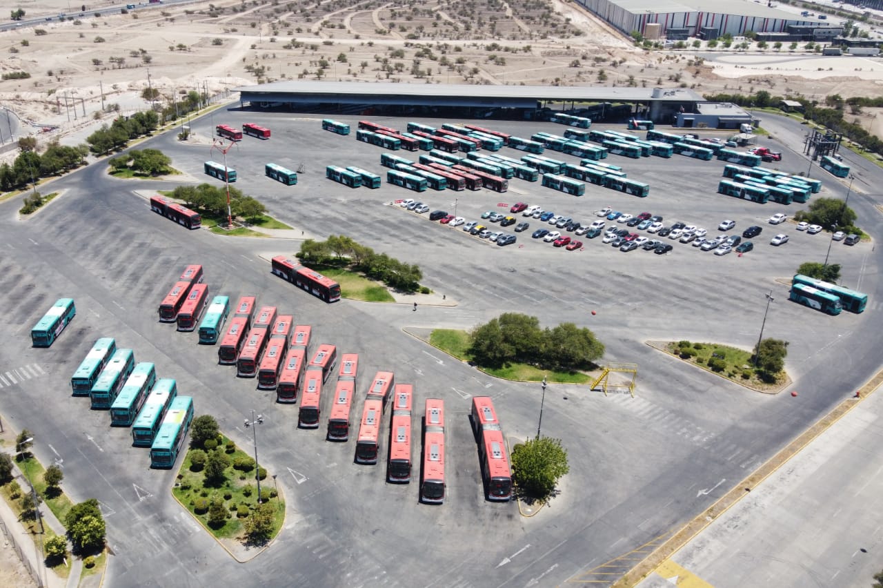 Santiago: Imágenes aéreas confirman masivo «acuartelamiento» de buses de la locomoción colectiva