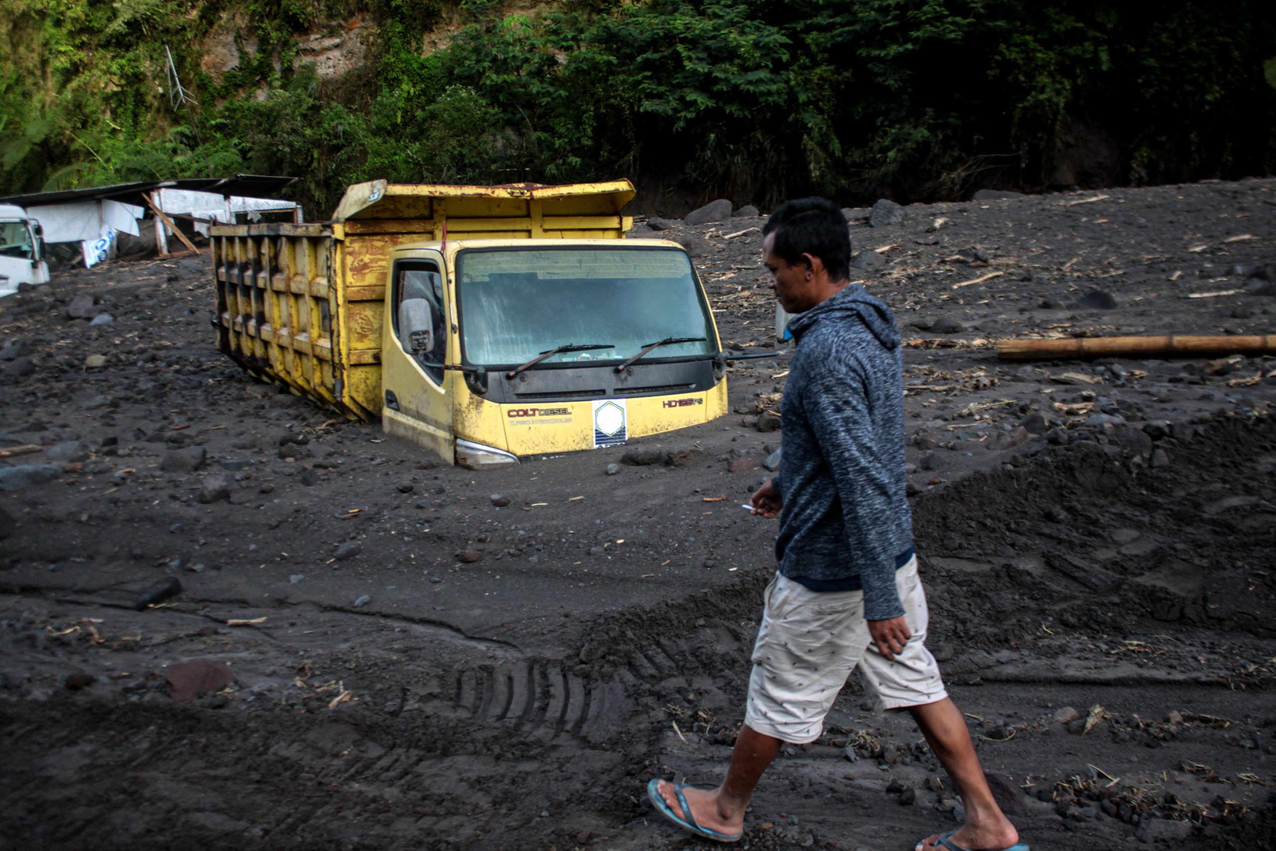 Erupción de monte Semeru deja 13 muertos y 98 heridos en Indonesia