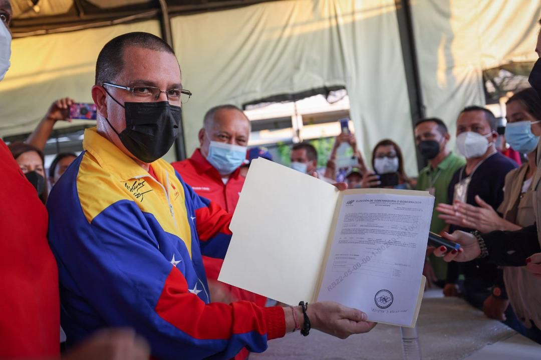 Excanciller Jorge Arreaza inscribió su candidatura a la gobernación de Barinas