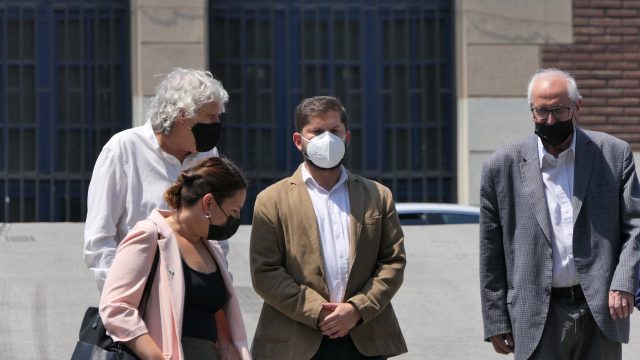 Gabriel Boric acudió al velorio de Roberto Garretón: «Fue una persona gracias a la cual muchas otras hoy están vivas, honrar su legado es parte de nuestro deber como generación»