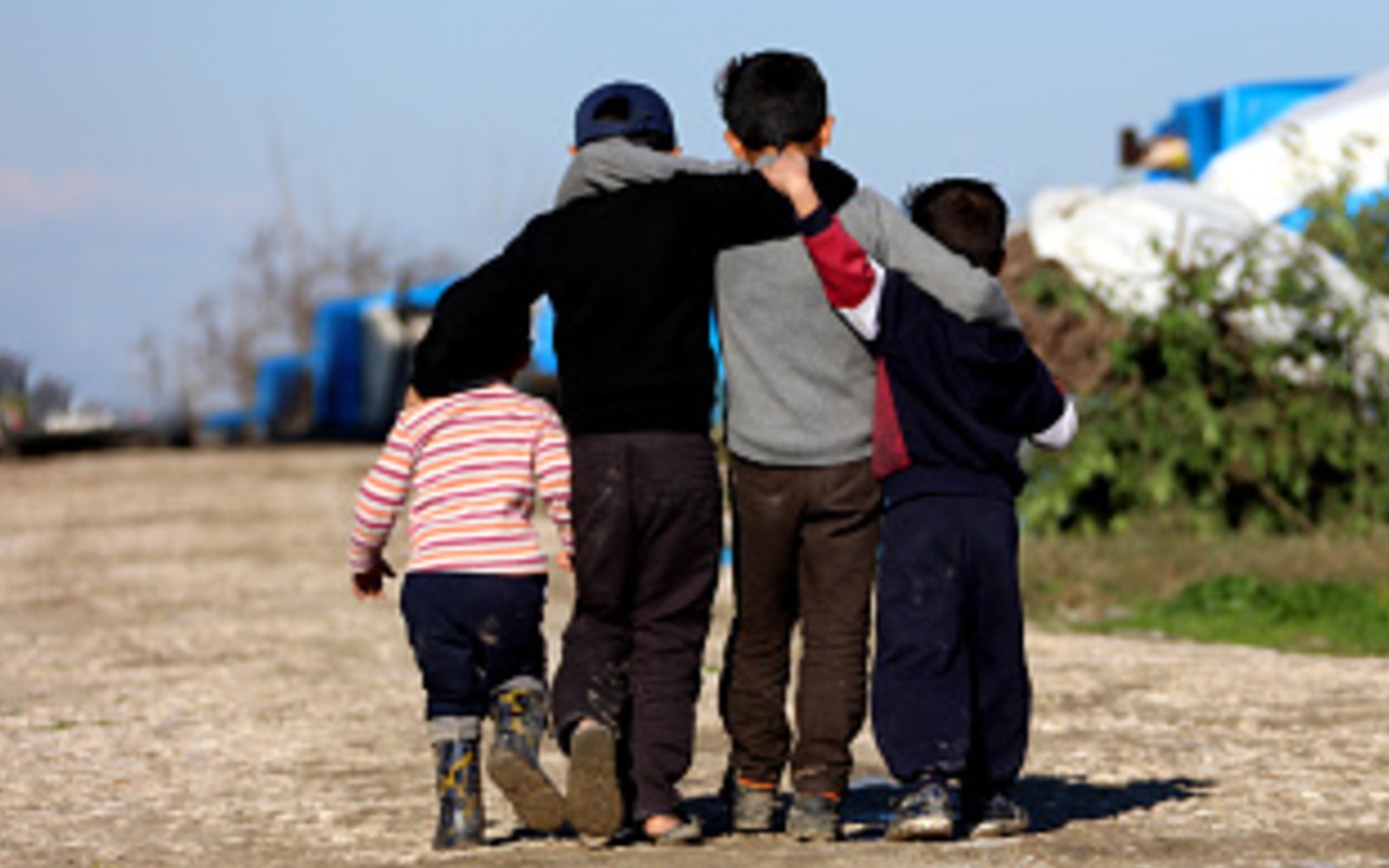 Más de 36 millones de niños del mundo se desplazan de un país a otro como migrantes