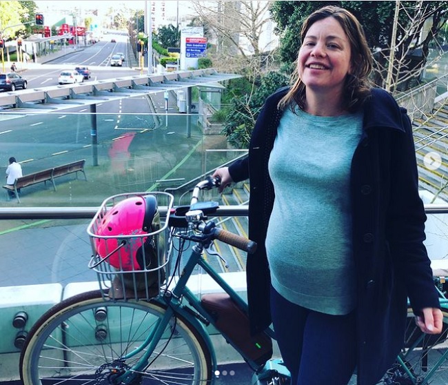 Diputada de Nueva Zelanda fue en bicicleta hasta el hospital para dar a luz