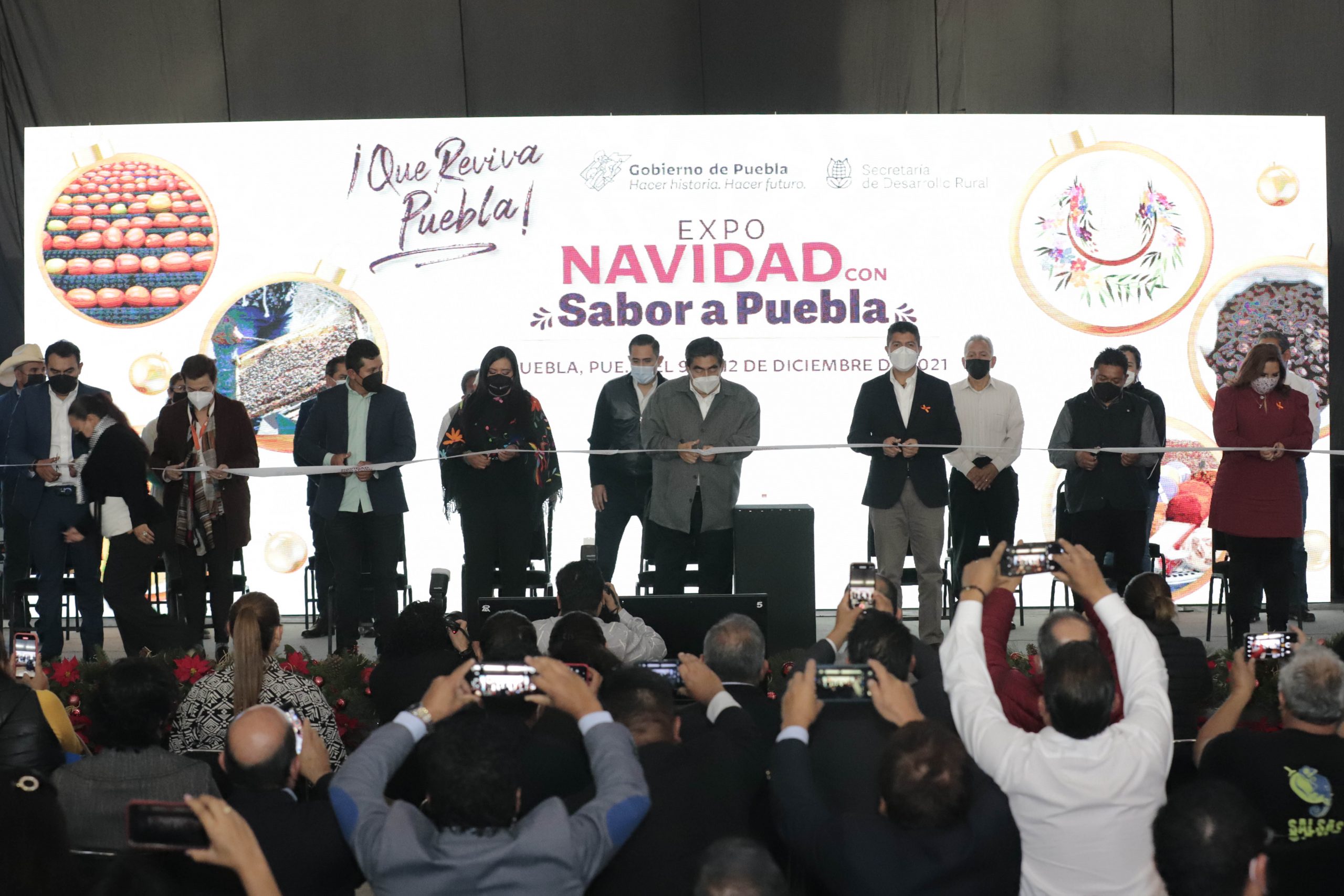 Asegura Barbosa que su gobierno es austero; inaugura Expo Navidad con Sabor a Puebla