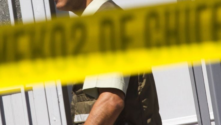 Femicidio en Quinta Normal: Mujer fue encontrada muerta en edificio con impactos de bala y el presunto autor se dio a la fuga