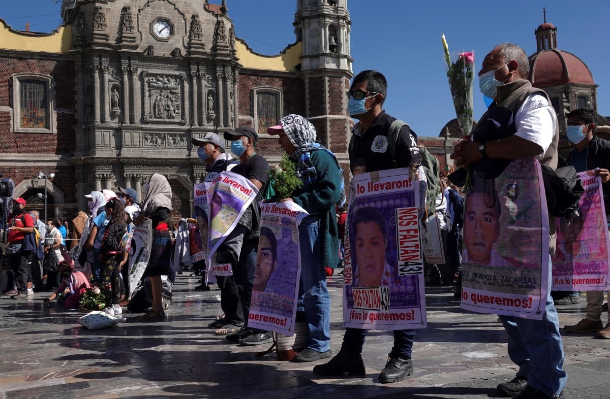 Familiares de los 43 se manifiestan y marchan hacia Basílica de Guadalupe