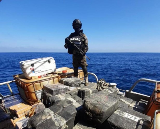 Fuerza Naval de El Salvador intercepta 2 submarinos con cocaína valuada en más de 100 millones de dólares