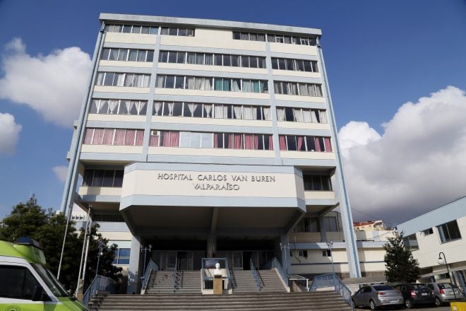 Dirigentes del Hospital Van Buren se manifiestan contra despido de funcionarios a honorarios.